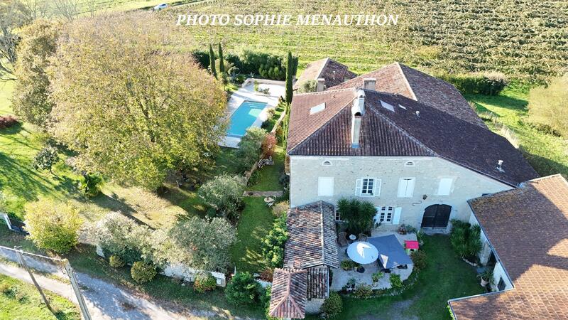 Maison - 375 m² - 8 pièces