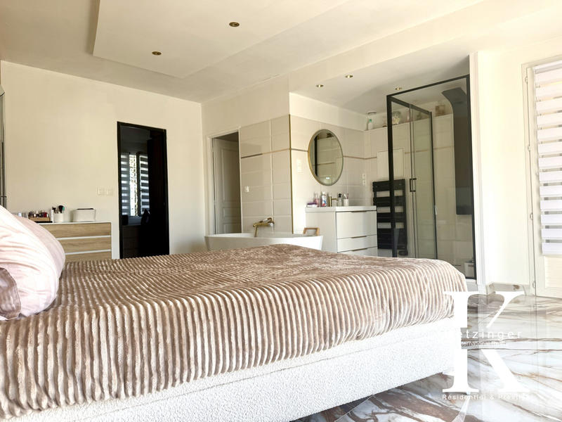 Maison - 249 m² - 8 pièces