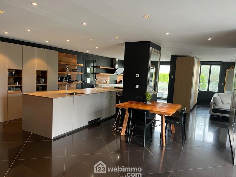 Maison - 730 m² - 10 pièces