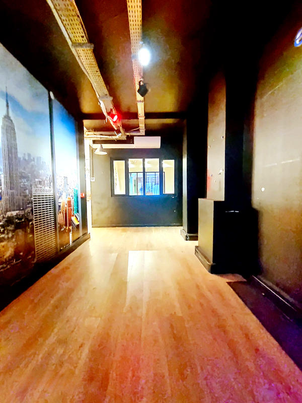 Local d'activité / Entrepôt - 243 m² - 4 pièces