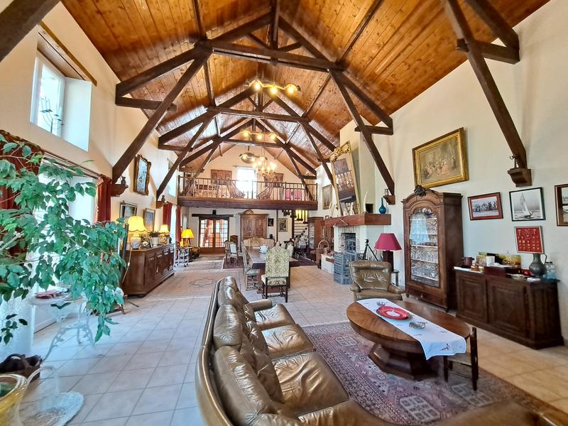 Maison - 406 m² - 9 pièces