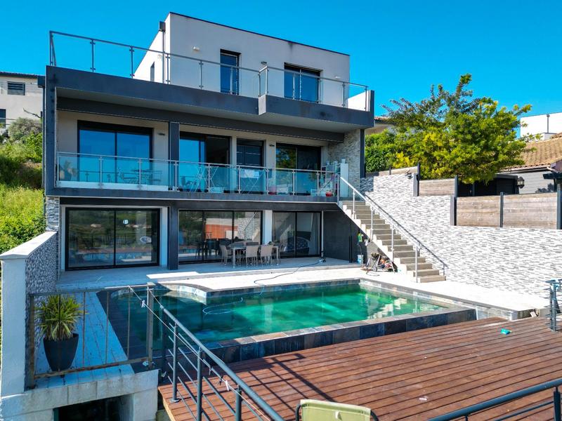 Maison - 265 m² - 7 pièces