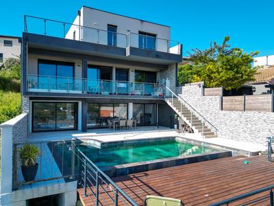 Maison - 265 m² - 7 pièces