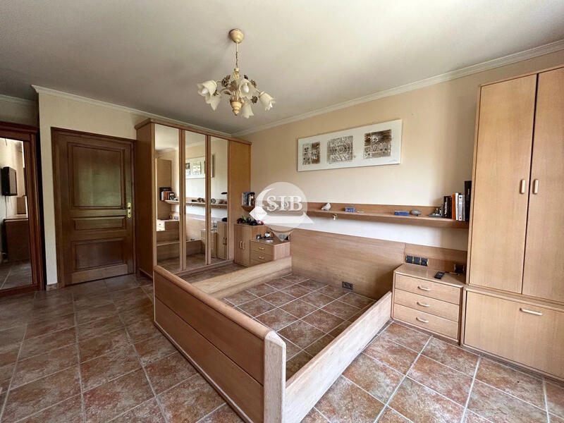 Maison - 238 m² - 9 pièces