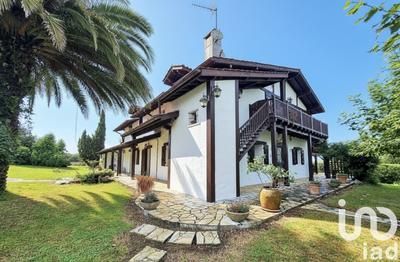 Maison - 290 m² - 9 pièces