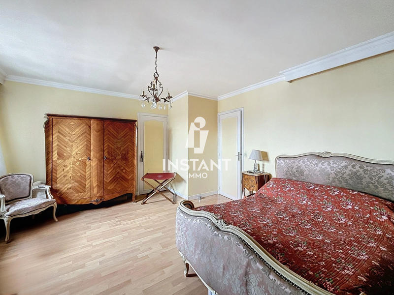 Maison traditionnelle - 200 m² - 8 pièces