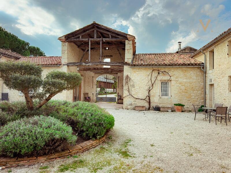 Propriété - 485 m² - 15 pièces