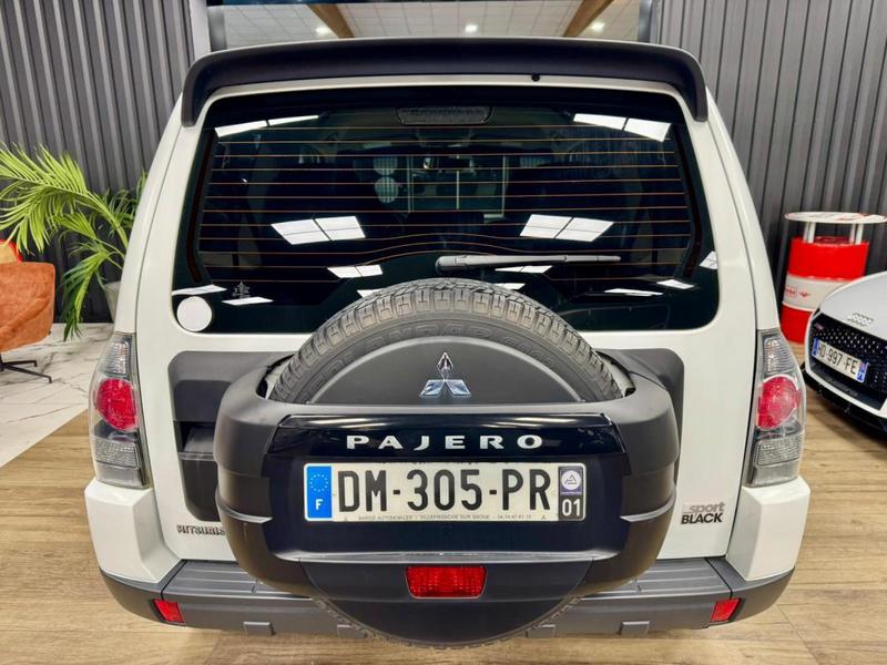 Mitsubishi Pajero III (2) 3.2 Di-D 200 Sport Black 3p