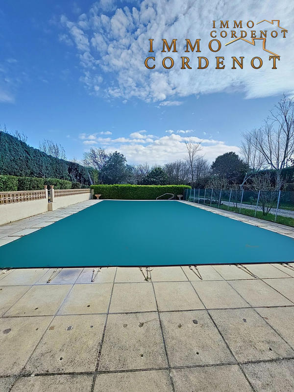 Maison traditionnelle - 237 m² - 9 pièces