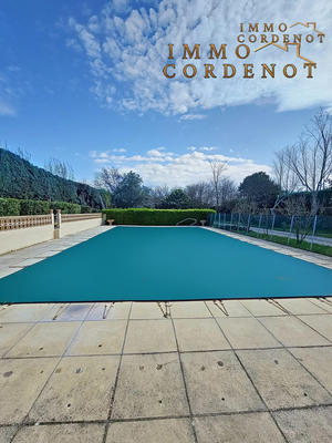 Maison traditionnelle - 237 m² - 9 pièces