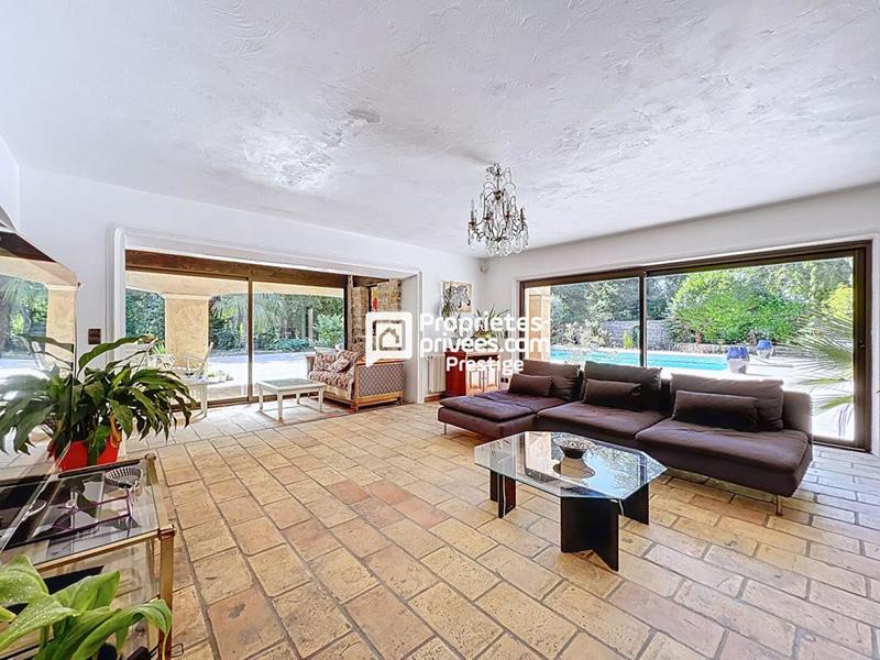 Maison - 211 m² - 7 pièces