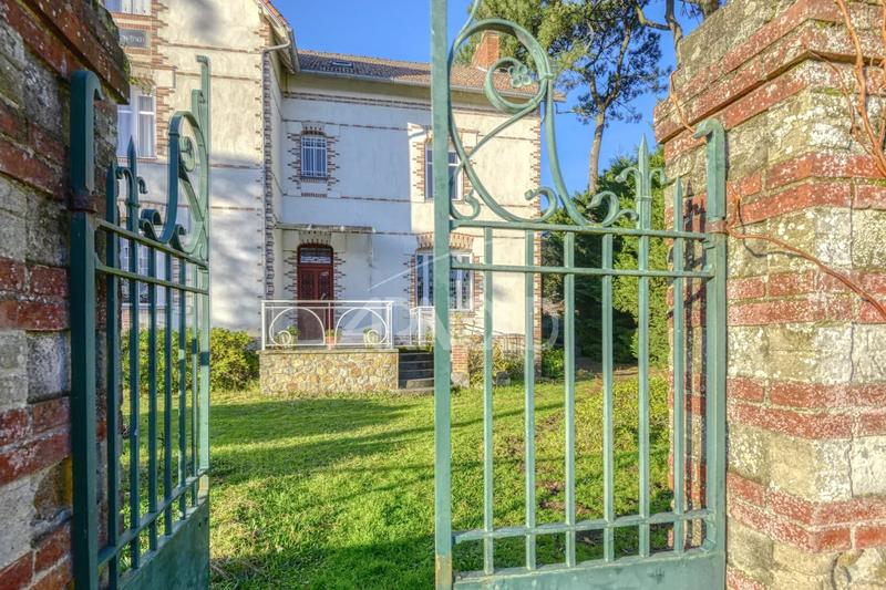 Maison - 286 m² - 13 pièces