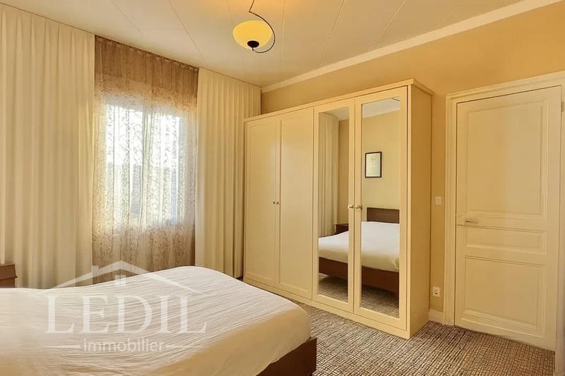 Maison - 330 m² - 6 pièces