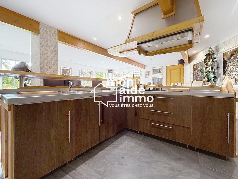 Maison - 220 m² - 6 pièces