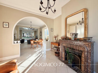 Maison - 201 m² - 9 pièces