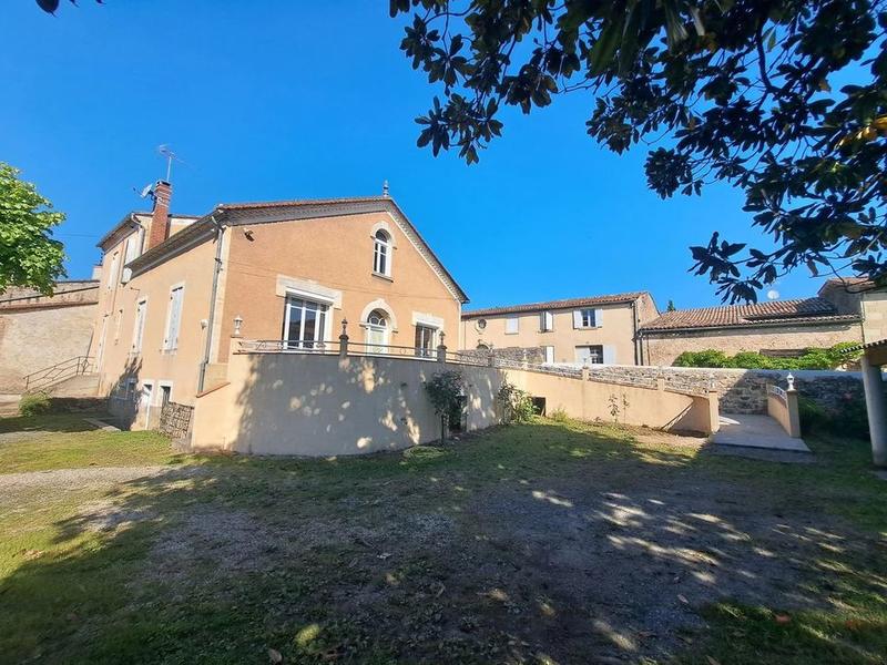 Maison - 230 m² - 8 pièces