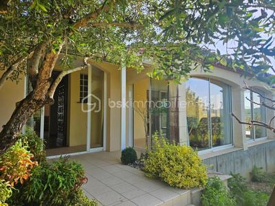 Maison traditionnelle - 184 m² - 6 pièces