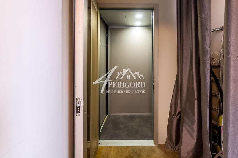 Maison - 435 m² - 11 pièces