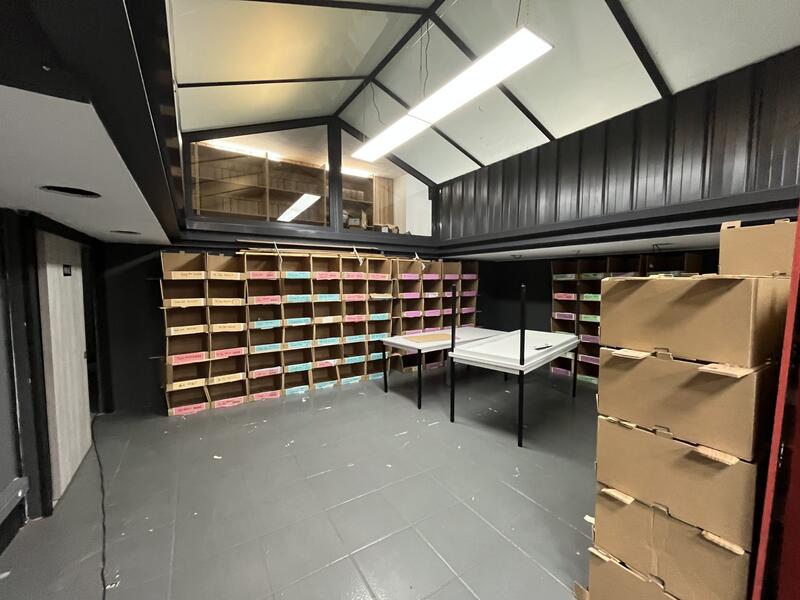 Local commercial - 128 m² - 4 pièces