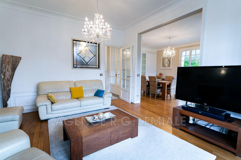 Maison - 230 m² - 11 pièces