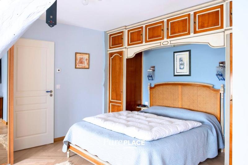 Maison - 334 m² - 8 pièces