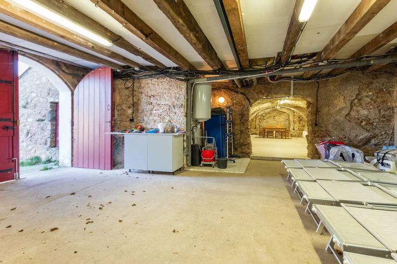 Maison - 330 m² - 10 pièces