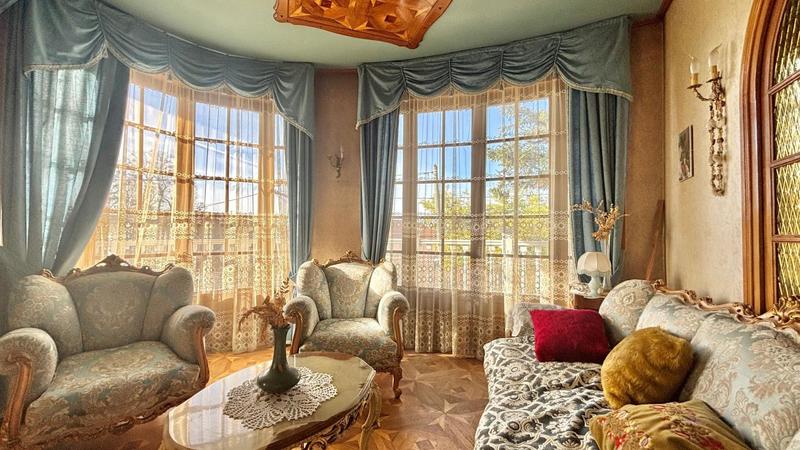 Maison - 253 m² - 7 pièces