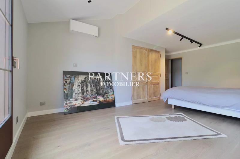 Maison - 465 m² - 11 pièces