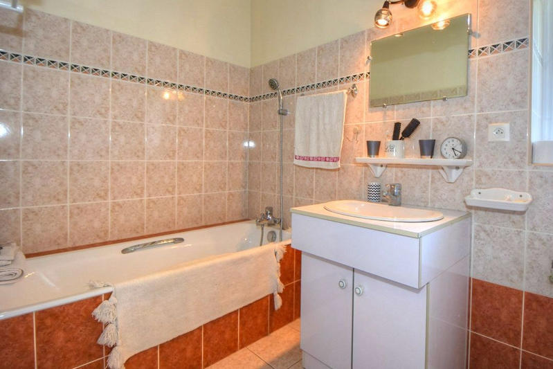 Maison - 233 m² - 9 pièces