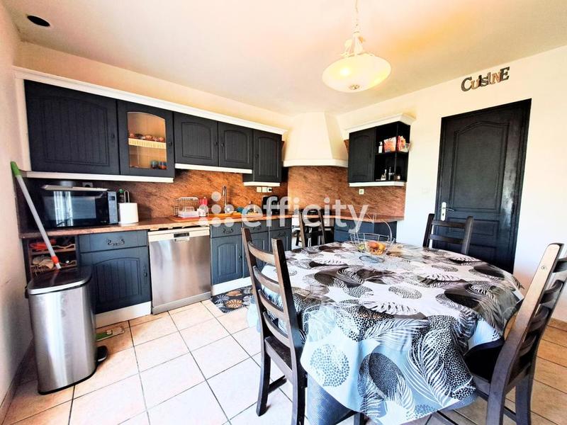 Maison - 230 m² - 8 pièces