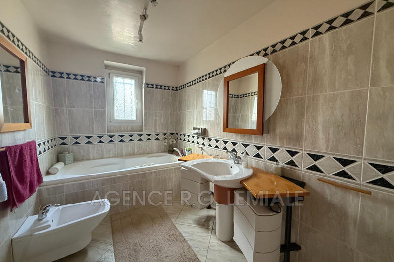 Maison - 223 m² - 7 pièces