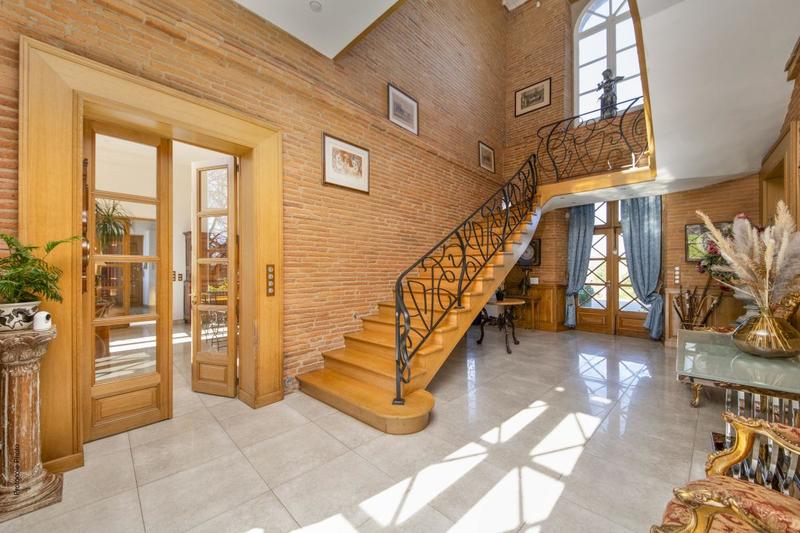 Maison - 1 119 m² - 30 pièces