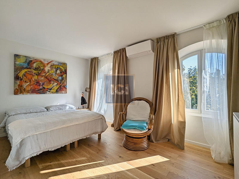 Villa - 279 m² - 8 pièces