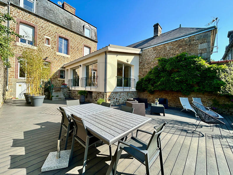 Maison - 235 m² - 10 pièces