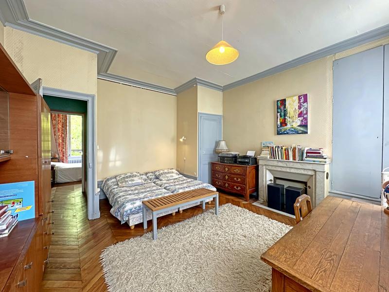 Maison - 239 m² - 8 pièces