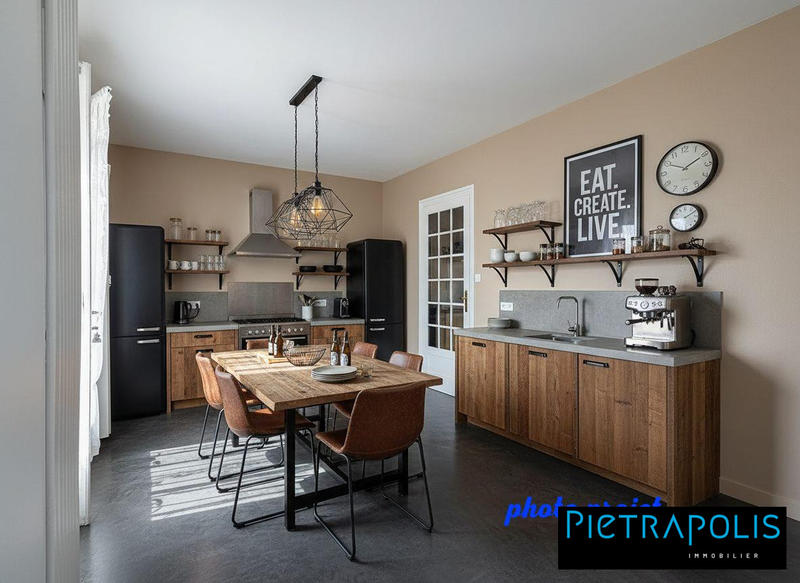 Maison traditionnelle - 220 m² - 7 pièces