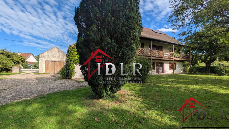 Maison - 270 m² - 9 pièces