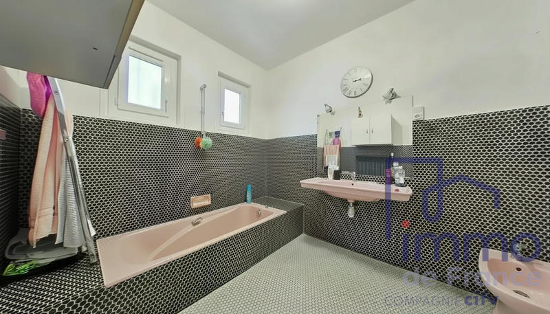 Maison - 222 m² - 8 pièces