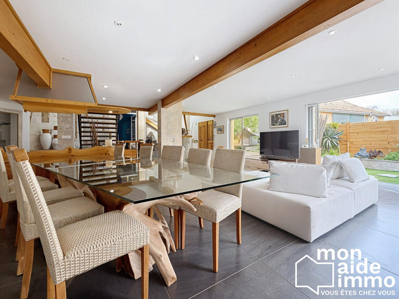 Maison - 220 m² - 6 pièces