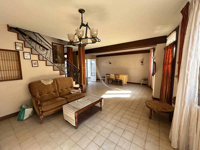 Maison - 210 m² - 7 pièces