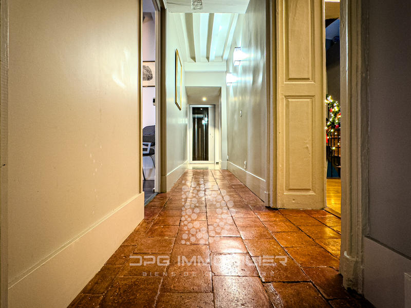 Maison - 242 m² - 12 pièces