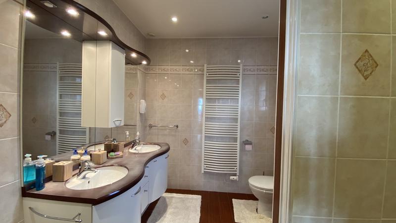 Villa - 243 m² - 9 pièces