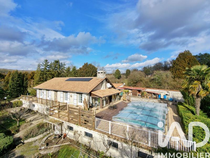 Maison - 239 m² - 9 pièces