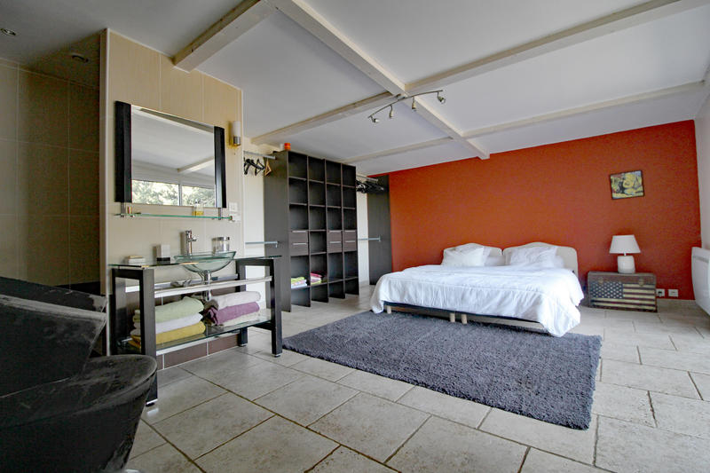 Maison - 325 m² - 9 pièces