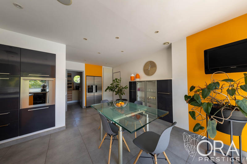 Maison contemporaine - 274 m² - 7 pièces