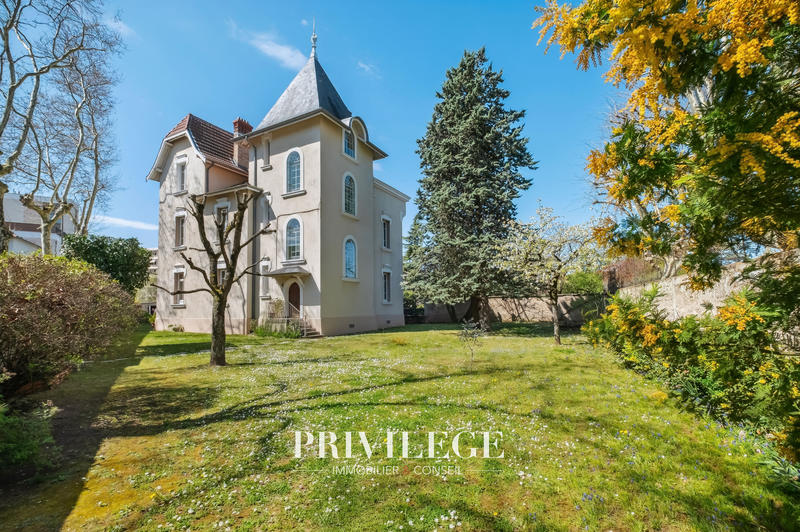 Maison - 250 m² - 8 pièces