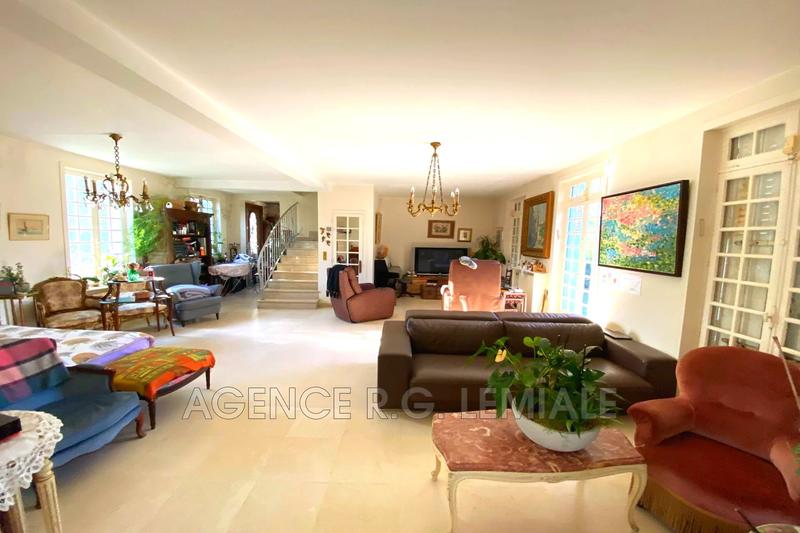 Maison - 250 m² - 12 pièces