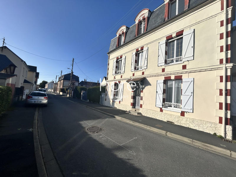 Maison - 210 m² - 12 pièces