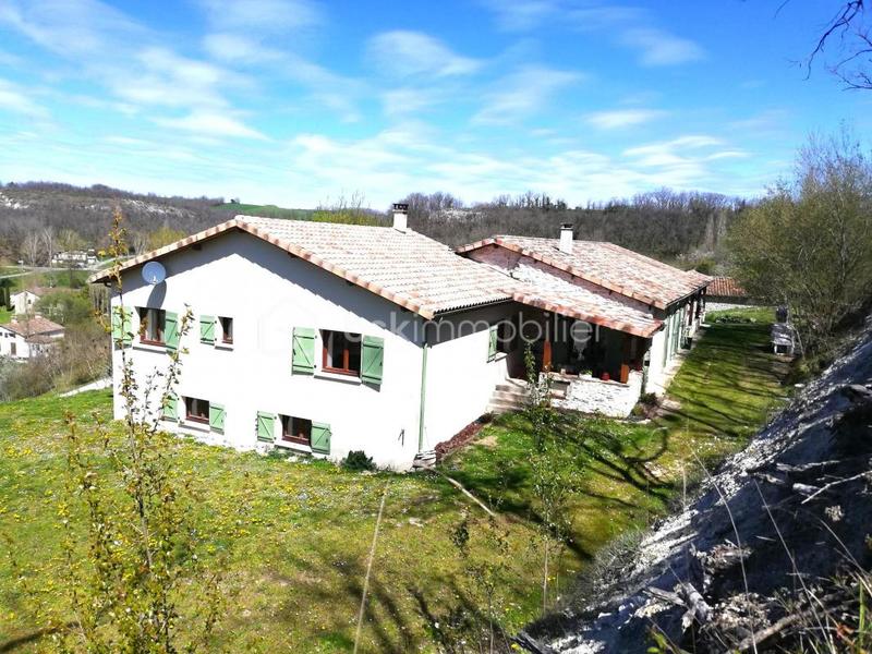 Propriété - 240 m² - 11 pièces