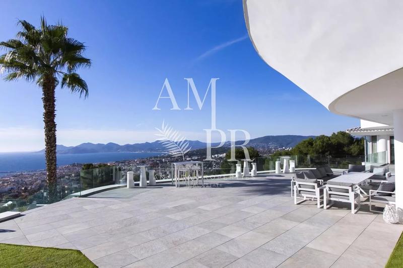 Propriété - 2 035 m² - 25 pièces